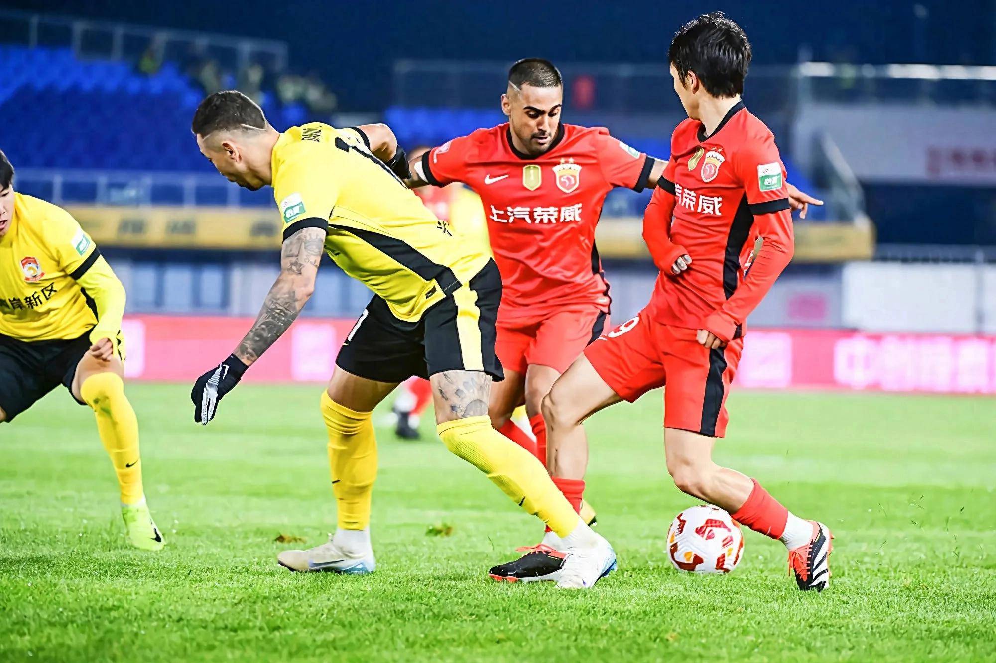 包含中超联赛激烈角逐，实力对抗一触即发的词条