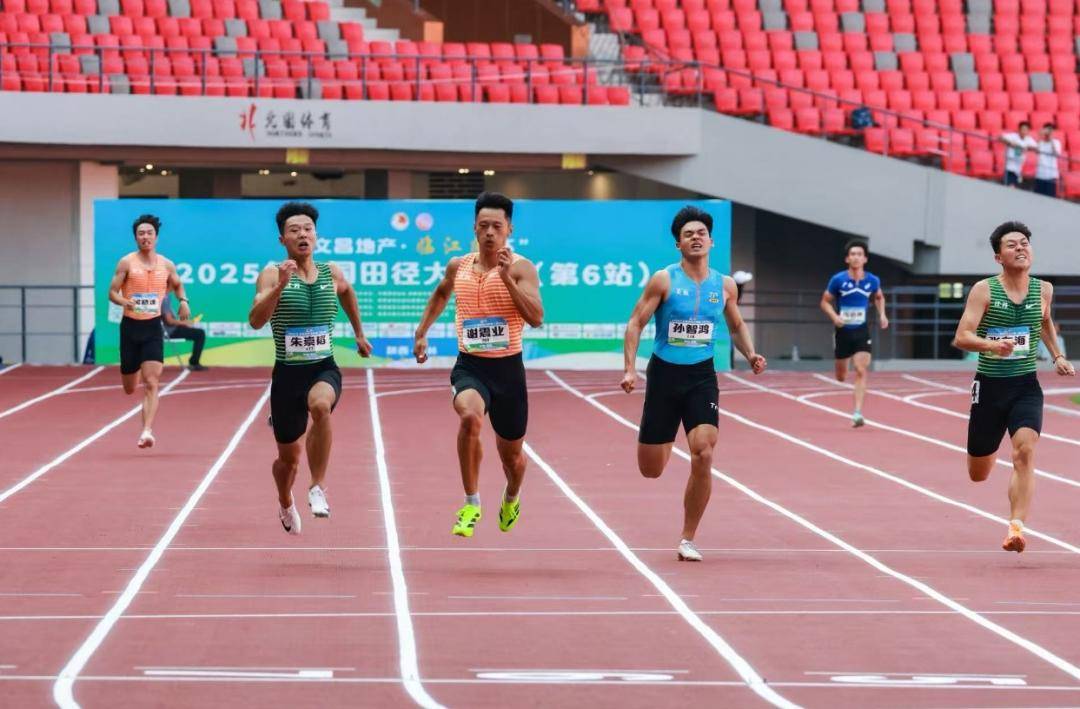 运动员在比赛中展现出色技巧和毅力