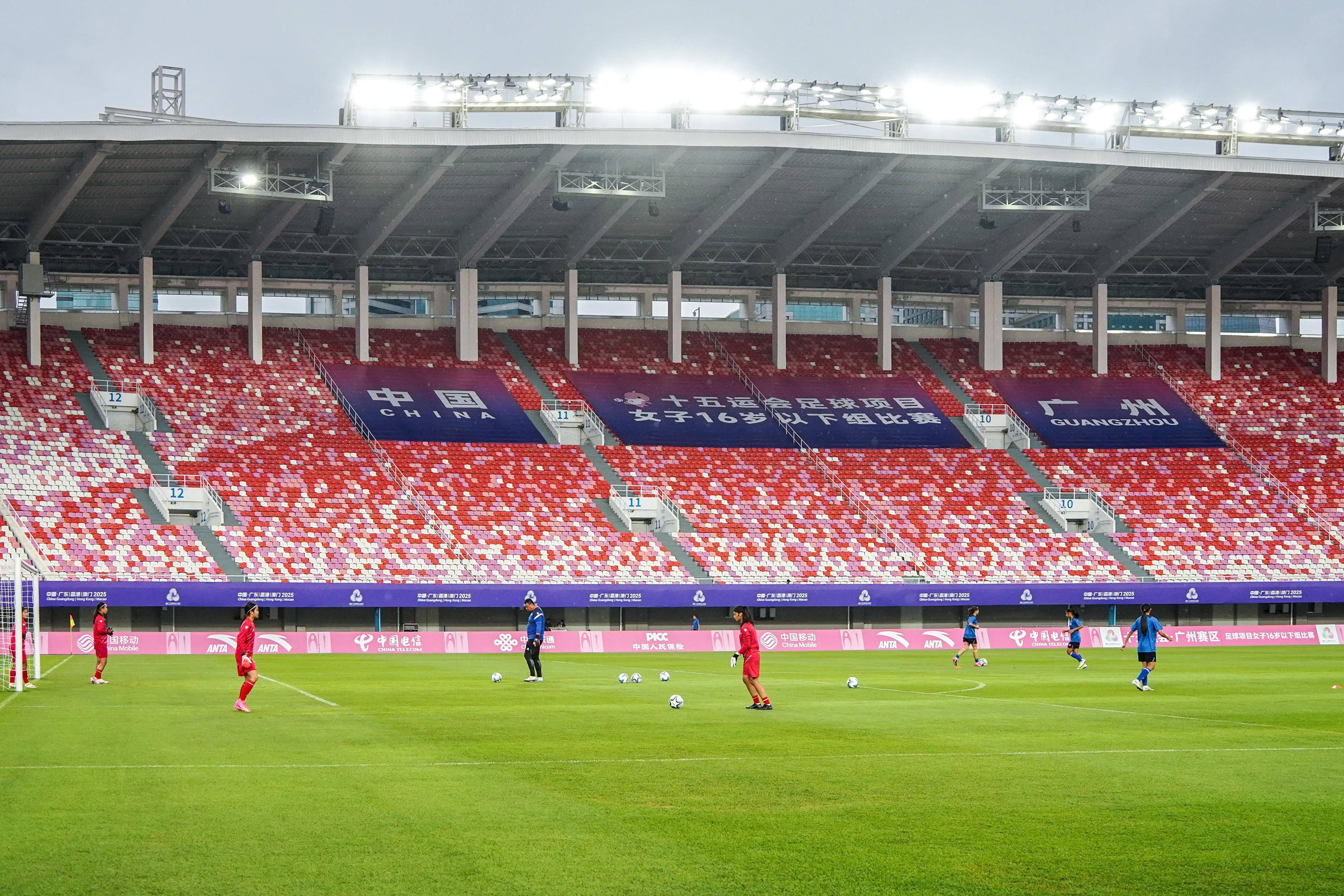 激斗一触即发！国内女足队伍在比赛中奋勇争先