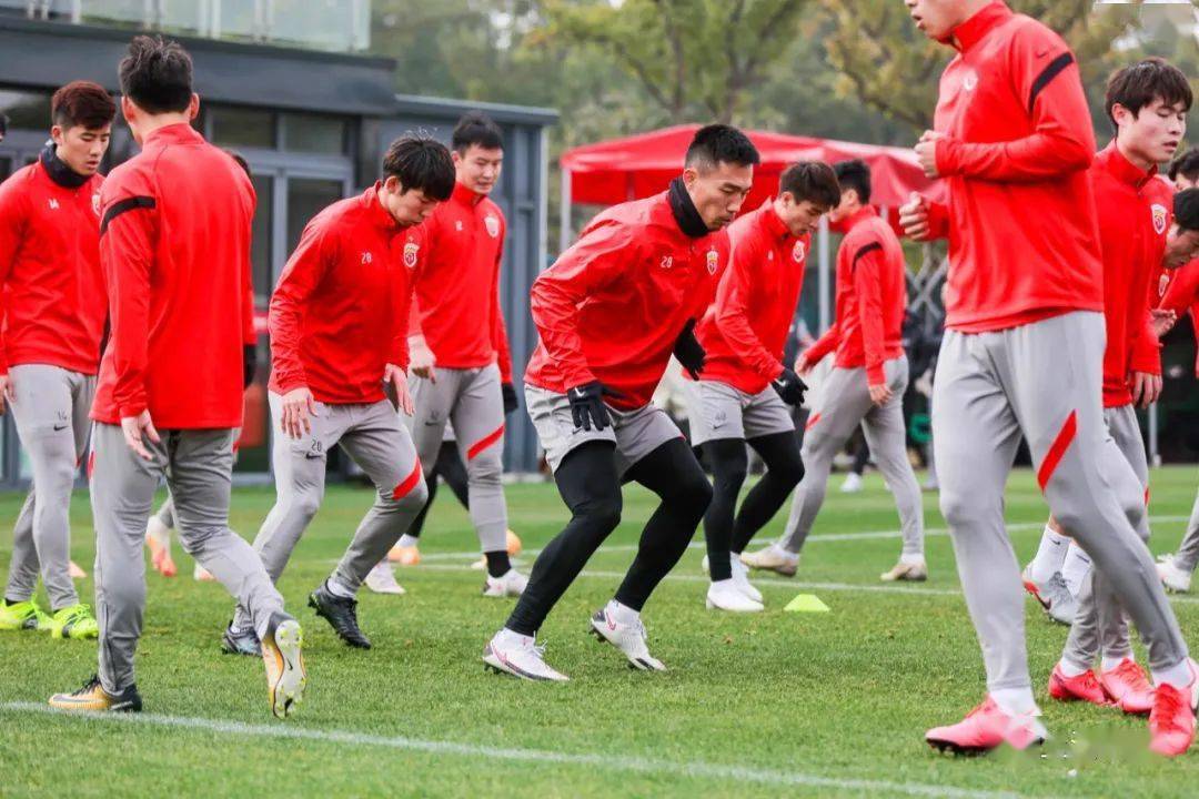 欧洲球队备战工作全面展开，热火朝天