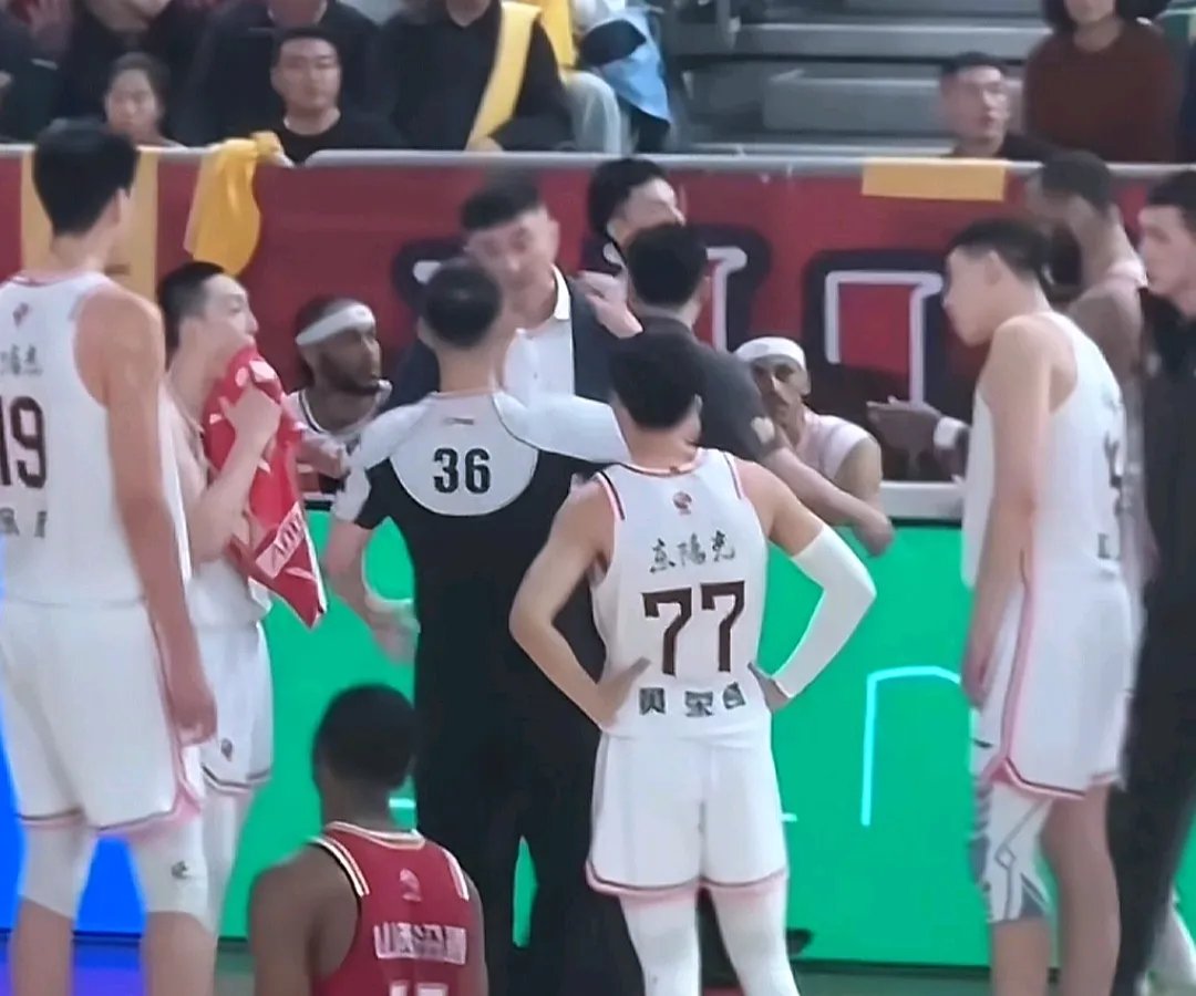 广东队主场惨败，球迷震惊失望的简单介绍