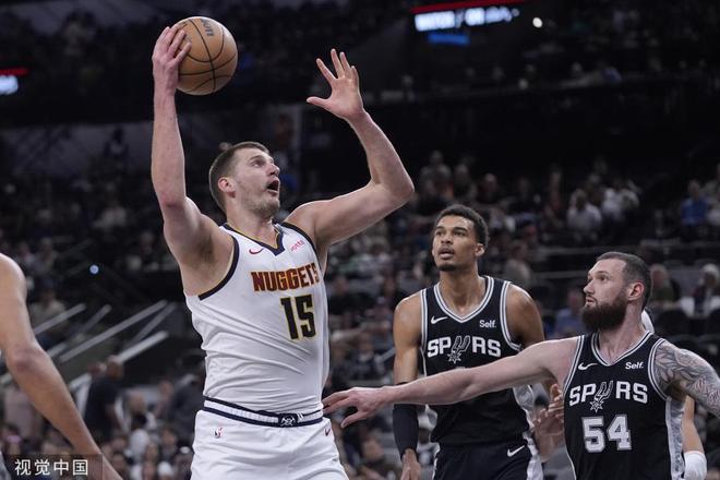 勇士队客场逆转马刺,普莱斯23分砍下胜利 勇士队客场逆转马刺,普莱斯23分砍下胜利