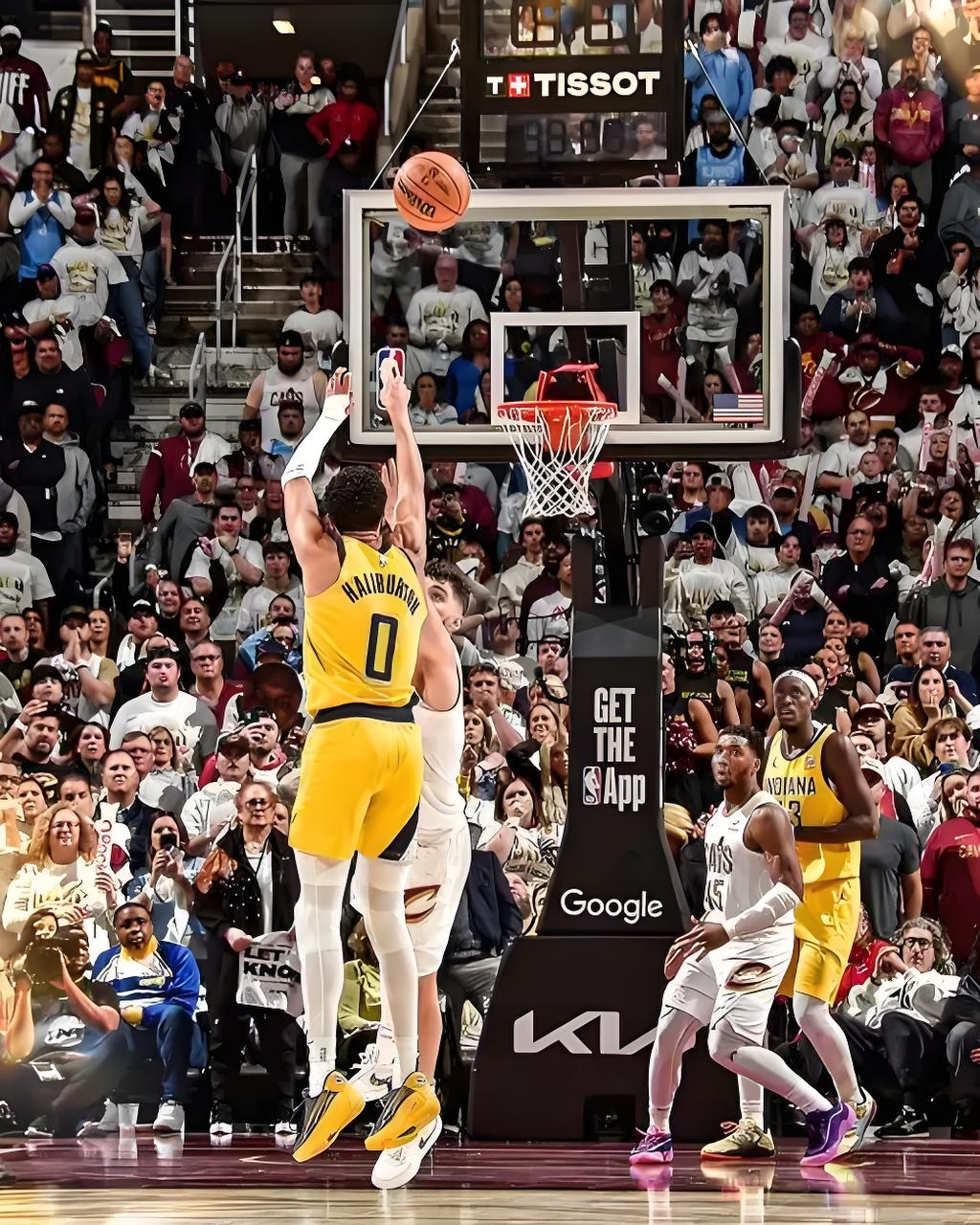 包含步行者客场横扫老鹰，取得关键胜利的词条