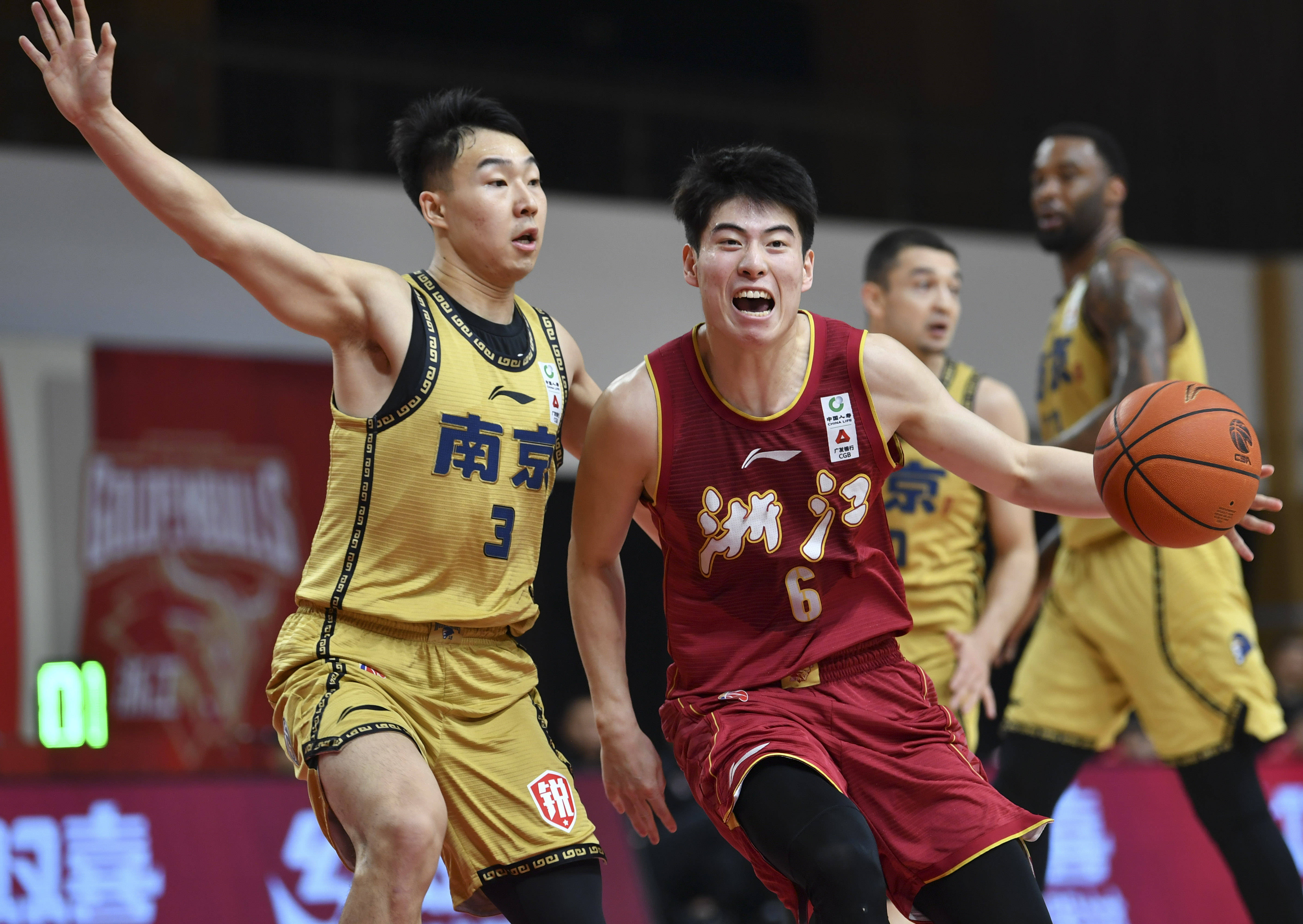 广东宏远主场大胜浙江稠州，取得七连胜的简单介绍