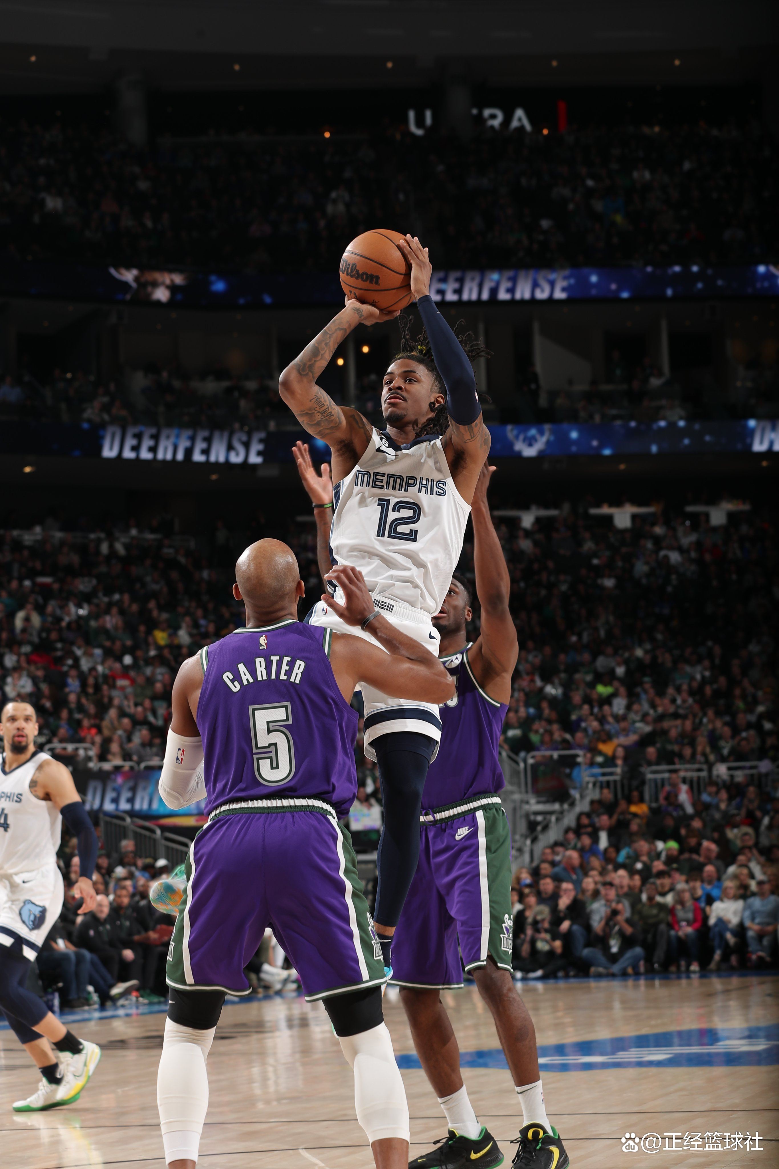 雄鹿客场大胜灰熊保持不败